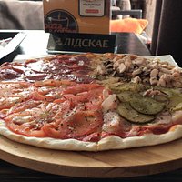 Pizza 4 sabores, com um molho a parte muito bom!!!