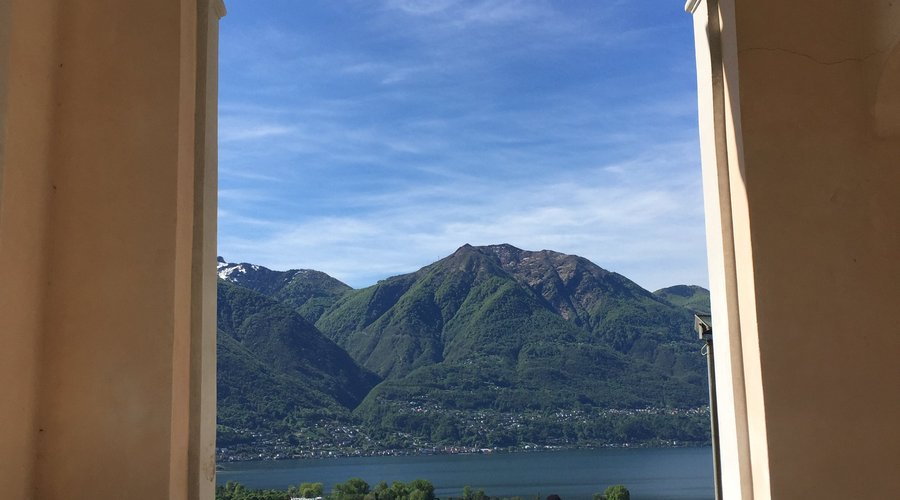 Il Lago Maggiore visto dal nartece dell'Oratorio della Fraccia.