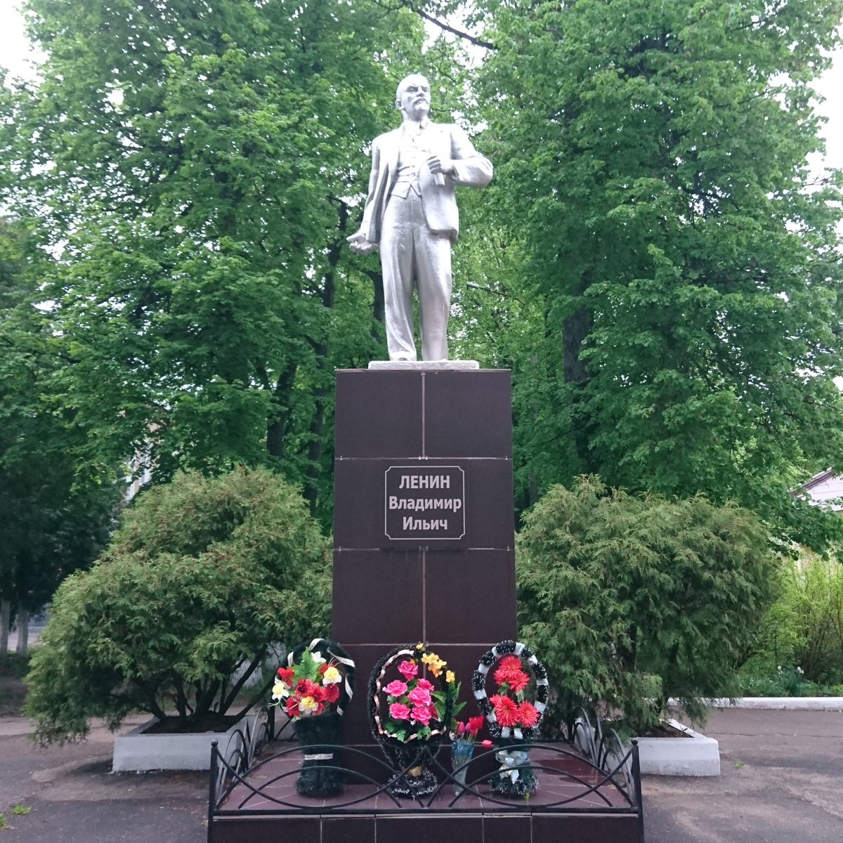 Глазуновка. Памятник в Глазуновке Орловской области. Памятники п.Глазуновка Орловской области. Памятник в.и.Ленину поселок Орловский. Глазуновка Орловской области памятники ВОВ.