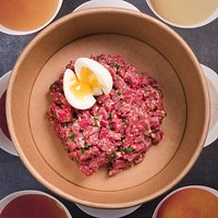 Tartare di manzo italiano allevato ad erba medica, uovo di quaglia