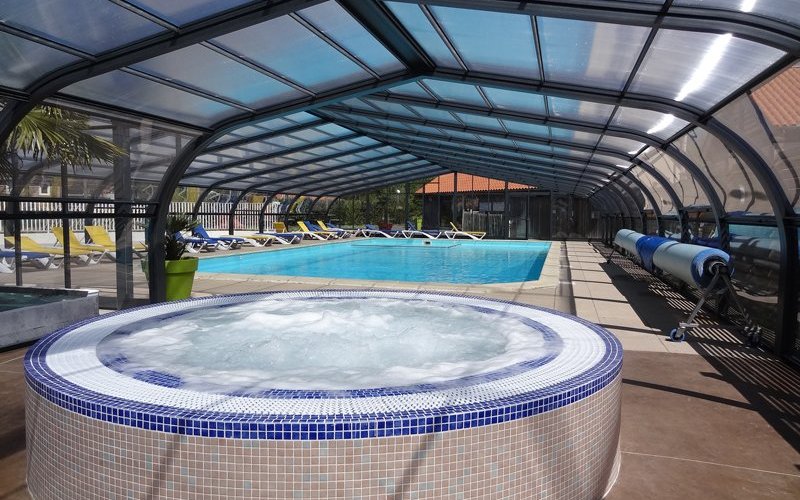 Espace aquatique couvert et chauffé composé d'une piscine et pataugeoire chauffées à 28 degrés et jacuzzi chauffé à 33 degrés. Ouvert durant toute la période d'ouverture.