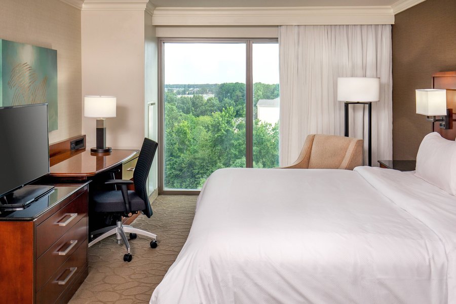 Delta Hotels by Marriott Chesapeake Norfolk - hotel rooms