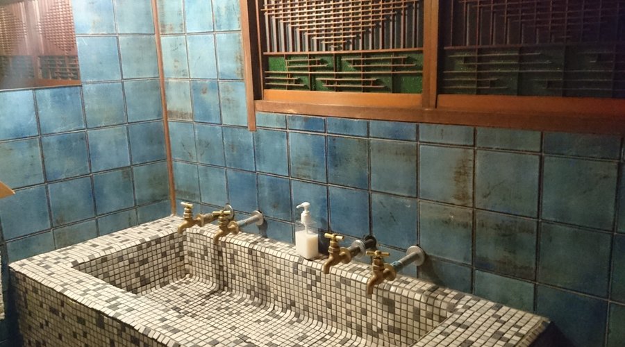 マスヤゲストハウス：２階の洗面台。トイレ脇にあります。