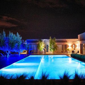 Découverte de notre  piscine illuminé dans un cadre magique pour votre séjour.