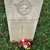 5. Commonwealth War Graves, St Peter and St Paul Church, Wadhurst, East Sussex; the grave of Fanny Amelia Kennard