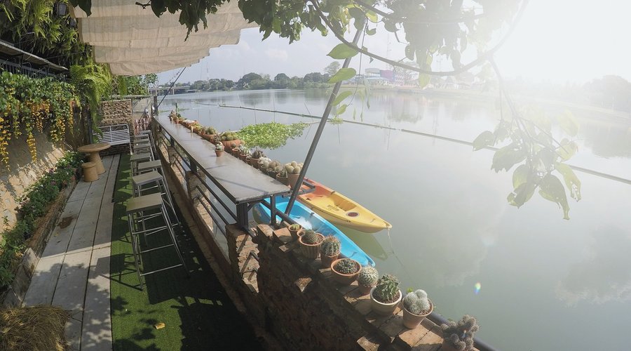 This is a wonderful place, hidden at the river, great food