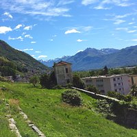 La torre-villino che sorge ai margini del Castello di Tenero con il vasto parco ormai abbandonato.