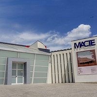 Il MACTE – Museo d’Arte Contemporanea di Termoli è uno spazio espositivo per raccontare una storia che inizia nel 1955, con il Premio Termoli. La collezione di opere, raccolte dalla città di Termoli, rappresenta un caso forse unico in Italia per la documentazione di tutto quell’ambito di ricerca che va dal post-informale all’astrattismo, alla nuova figurazione, all’arte cinetica e programmata.