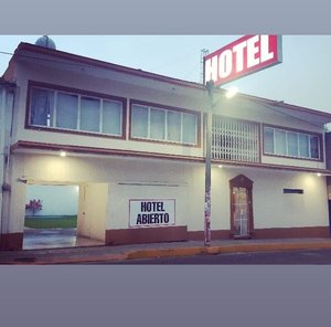 Esta es la fachada ... 

Encuentranos en melchor ocampo numero 1606 frente al campo de beis en ciudad mendoza