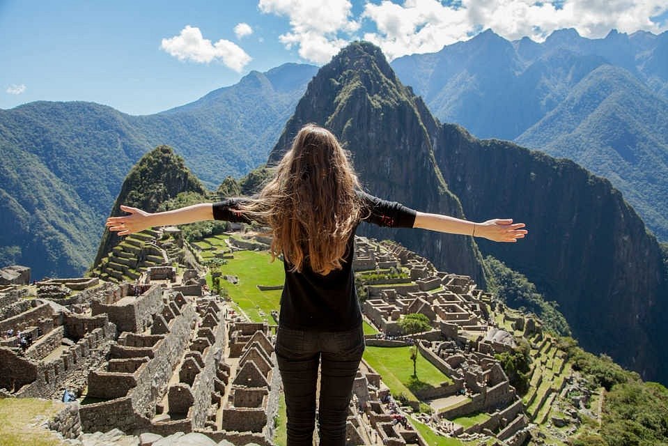 Real travel. Уайна-Пикчу Перу. Machu Picchu. Мачу Пикчу девушка. Флаг Мачу Пикчу.