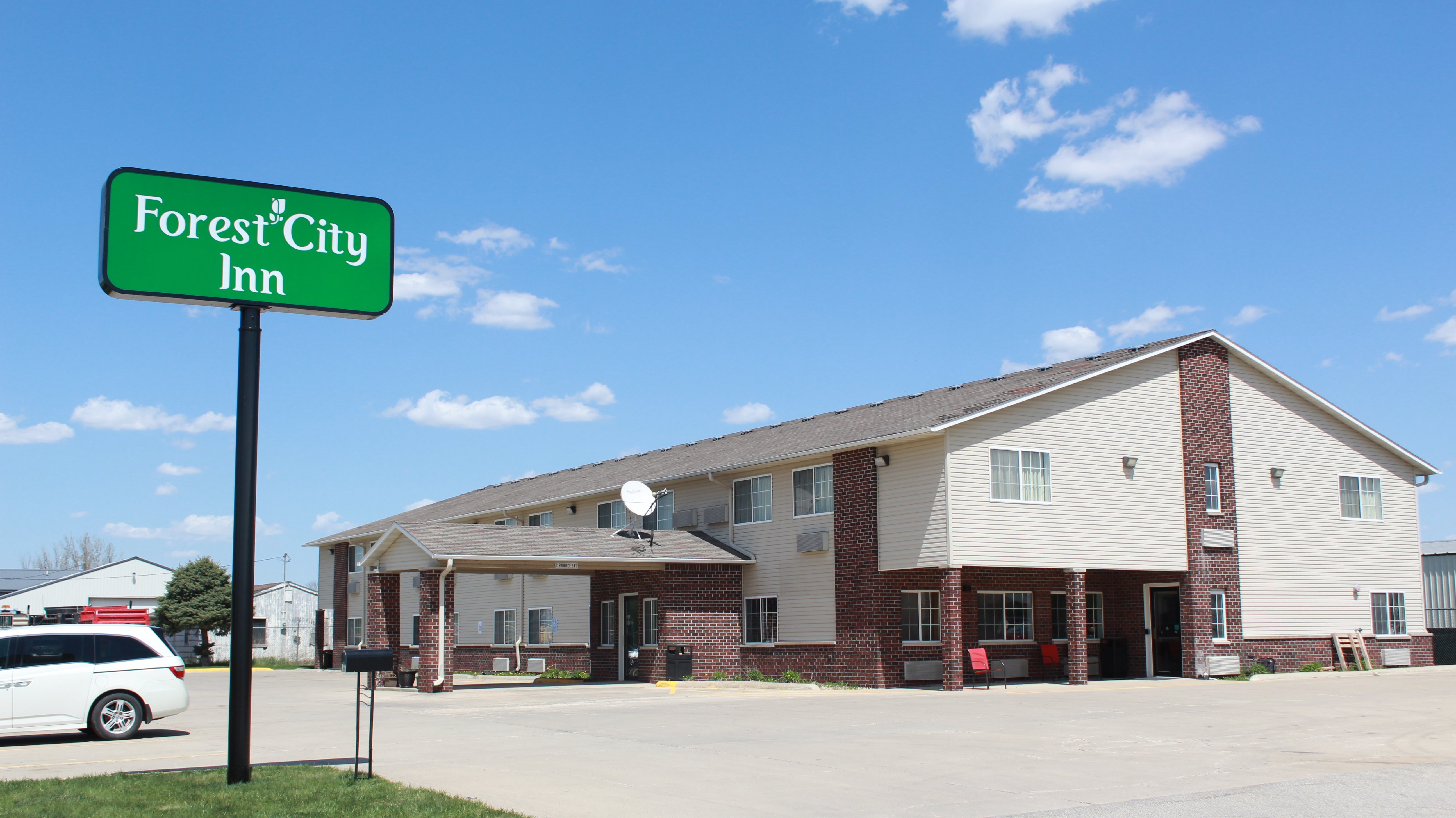 closest airport to forest city, iowa