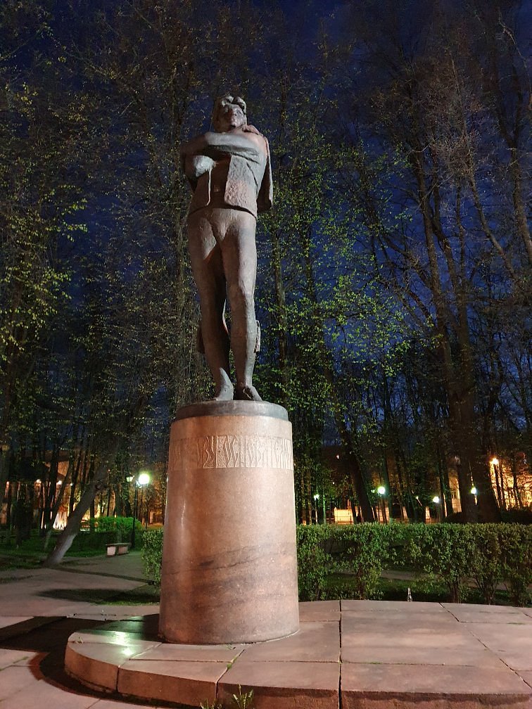 Памятник федору волкову. Памятник Федору Волкову в Ярославле.