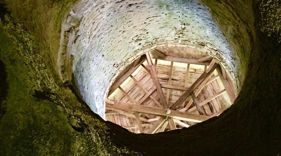 Au début, ce fut la chapelle Sainte-Emérance construite fin 13ème ou début 14ème siècles. Elle devient église paroissiale au 16ème siècle, conséquemment aux guerres de religions qui détruisirent l'église habituelle. Cette église, restaurée au 17ème siècle, redevint chapelle auxiliaire au 19ème siècle.