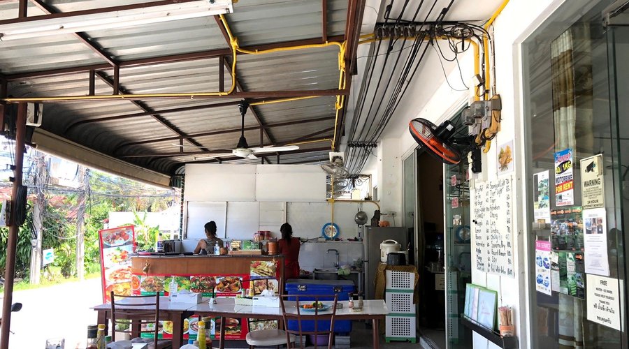 Good food, good service, clean, reasonable price, friendly owner and staff. We spent 340 baht for 4 dishes.