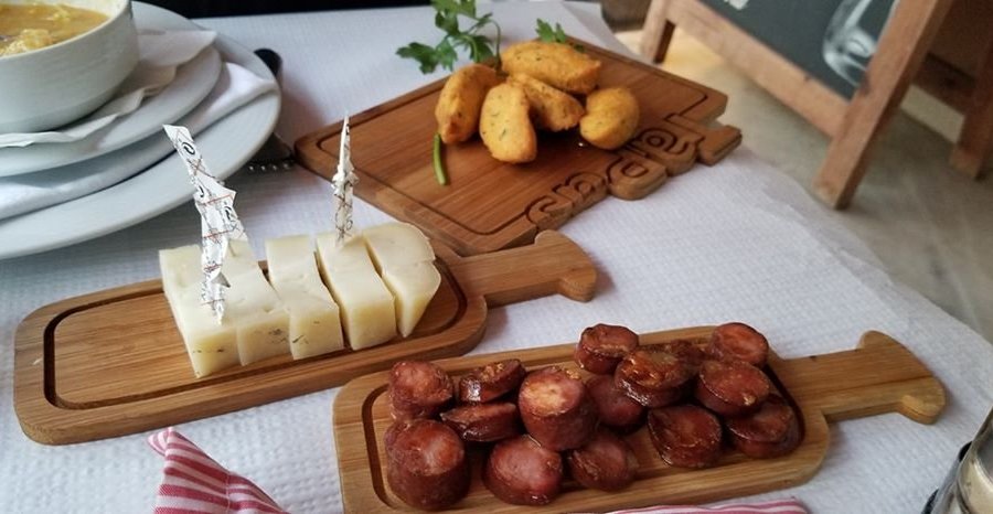Tapas variadas, queijos e enchidos e os típicos bolinhos de bacalhau. 