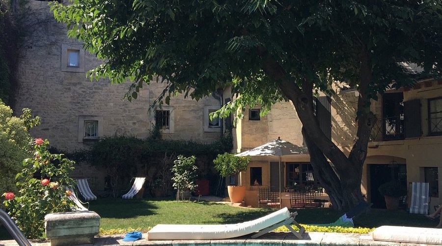 Piscine dans le jardin