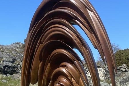 "Spring" av Tony Cragg på Skulptur i Pilane 16 maj till 20 september 2020. 