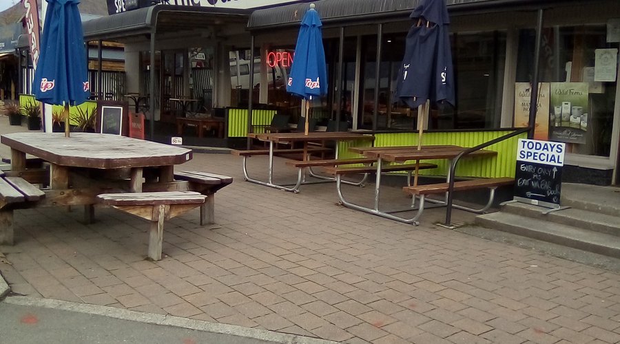 Oasis Cafe & Bar 