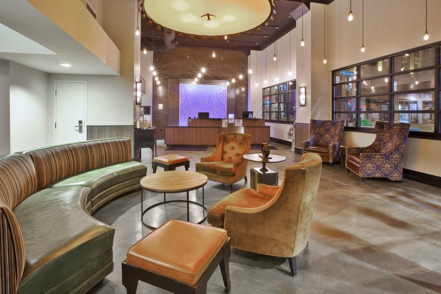 FAIRFIELD INN SUITES MILWAUKEE DOWNTOWN  152     1  7  0    Prices