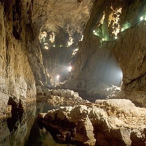 2024 Grotte di Postumia e Castello di Predjama Gita di un Giorno