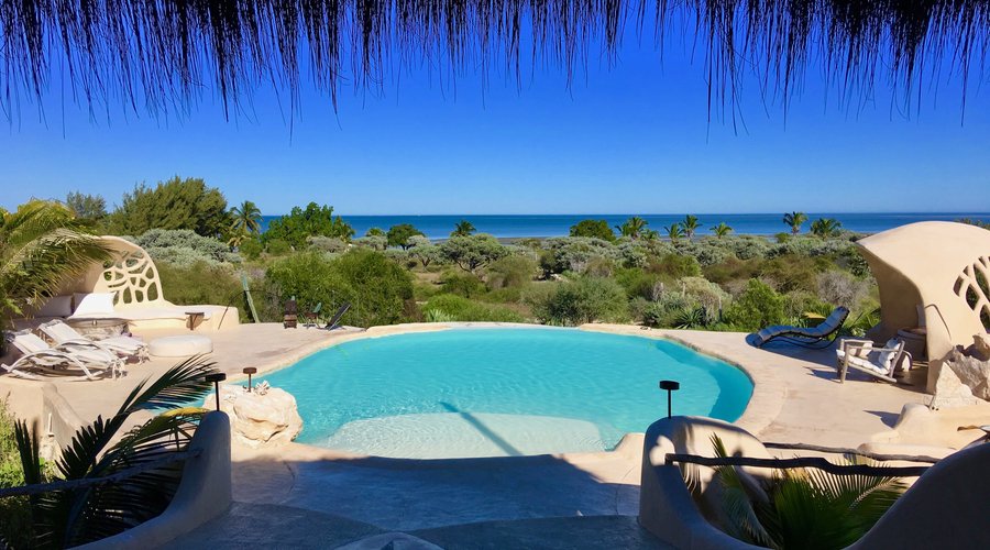 Piscine-Vue jardin & lagon