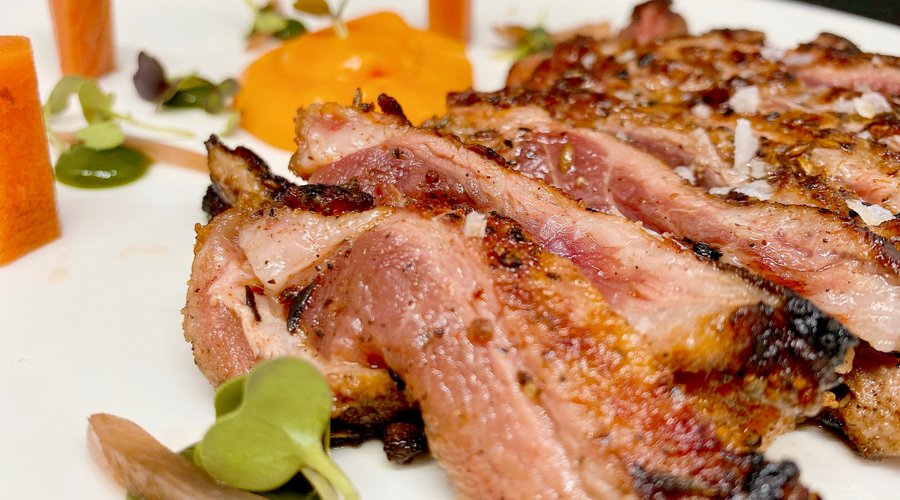 Pluma ibérica marinada con boniato, fresas fermentadas y mermelada de alcaparras

