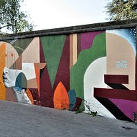 Fresque latérale de Skio qui entoure la fresque centrale de DaCruz