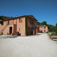 Très beau Domaine de La Brillane sur 12 hectares de vignes. Accueil super sympathique et ce qui ne gâche rien : un rosé très agréable et fruité à souhait. Les rouges aux cépages atypiques sont d'une rare rondeur. TontonGuyGuy Œnologue conseil (Free Lance)