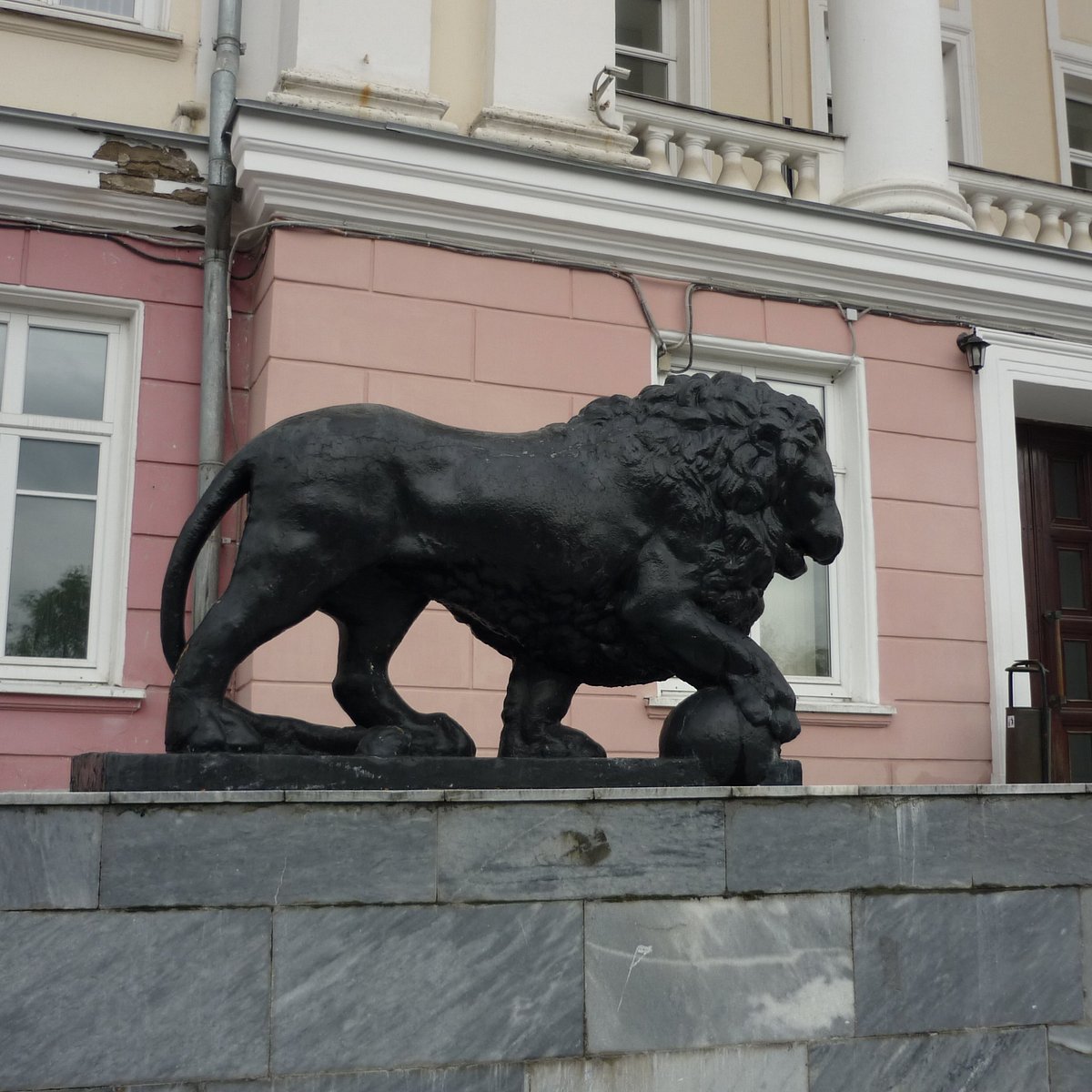 Лев пермь. Дом со львами (ул. Монастырская, 15). Пермглавснаб Лев Пермь. Здание со львами Пермь. Памятники Перми львы.