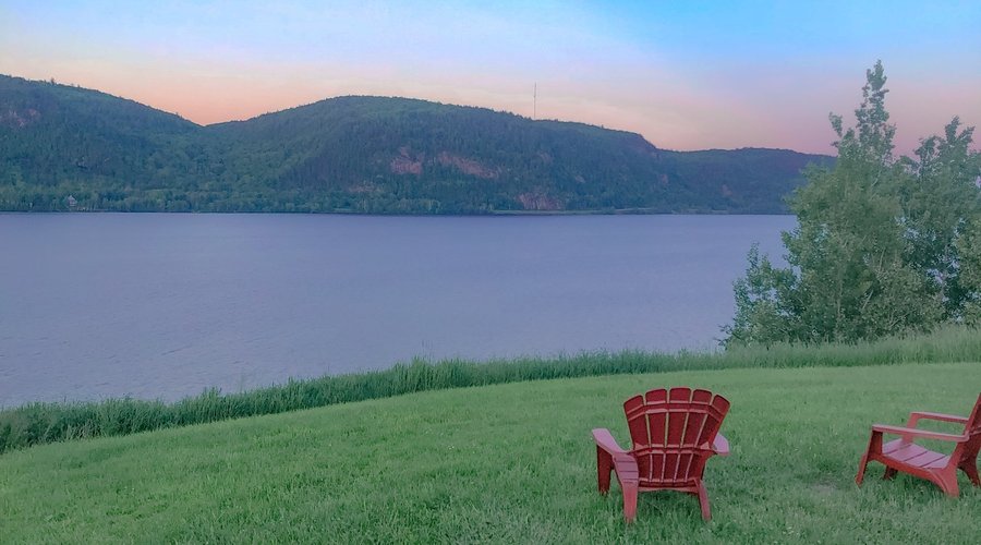Vue en face de l'Auberge en été
