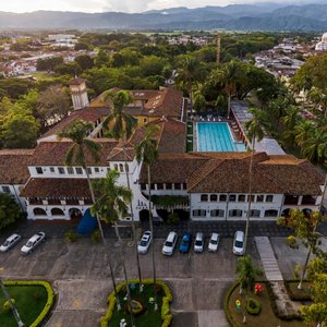 l Hotel Guadalajara ha sido consolidado como estandarte del sector turístico de la ciudad de Guadalajara de Buga, debido a la conservación de su original e imponente estilo colonial californiano, cuya arquitectura envolvió a los Estados Unidos durante el siglo XIX. Considerado patrimonio arquitectónico del departamento del Valle del Cauca y del municipio de Buga, conquistando el corazón de miles de visitantes y turísticas de todo el mundo.