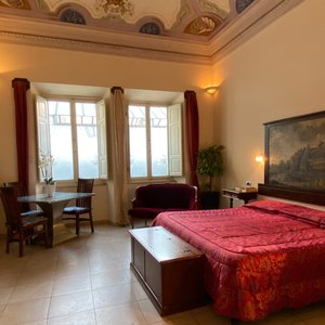 Le ampie camere al primo piano, sono raggiungibili anche da moderno ascensore. 