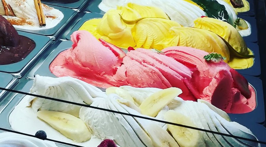 Os invitamos a degustar nuestros helados artesanos elaborados con leche fresca y fruta natural, también disponemos de helados sin azúcar, sin lactosa y sin gluten. 