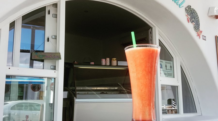 Disfruta de tu zumo de frutas natural para refrescar las tardes de verano. Tenemos amplia variedad de fruta para elegir 😋😋