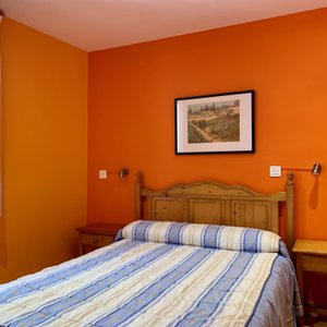 Habitación con cuarto de baño privado,  TV ,escritorio y cocina 