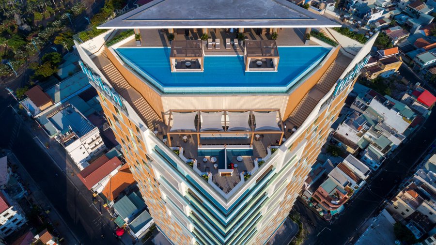 Breeze Rooftop Sky Bar 