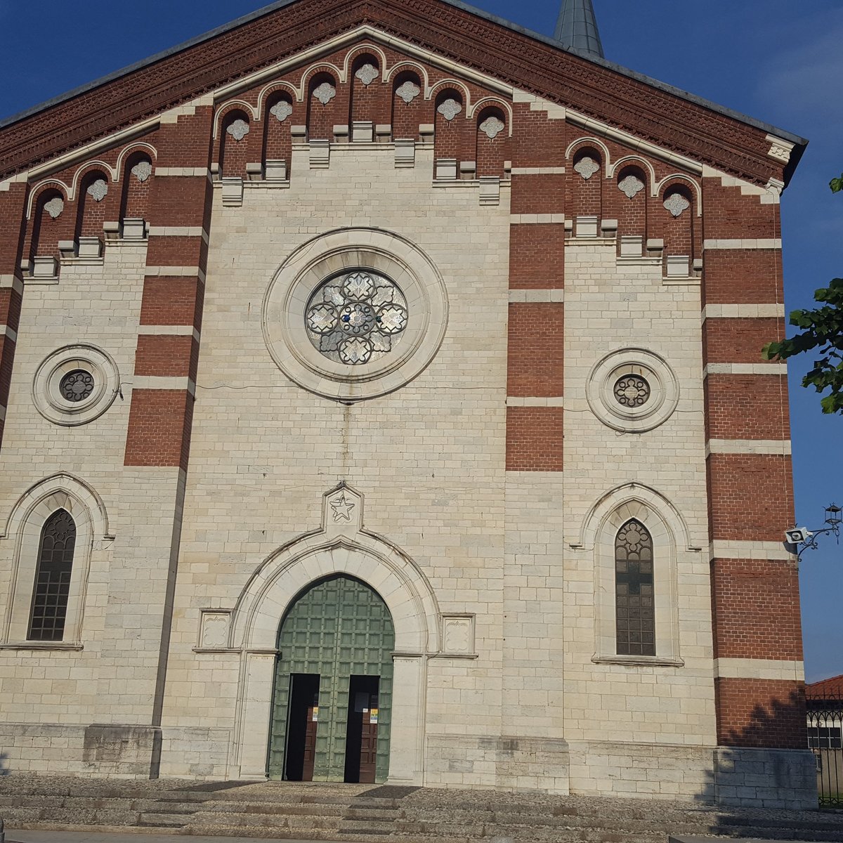 Chiesa Divino Redentore (Varano Borghi) - All You Need to Know BEFORE ...