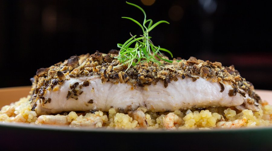 Lombo de Robalo em Crosta de Barú e chibé (farofa de farinha uarini com camarão)