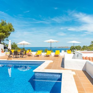 vistas desde la piscina donde puede relajarse y disfrutar de la isla tranquila 