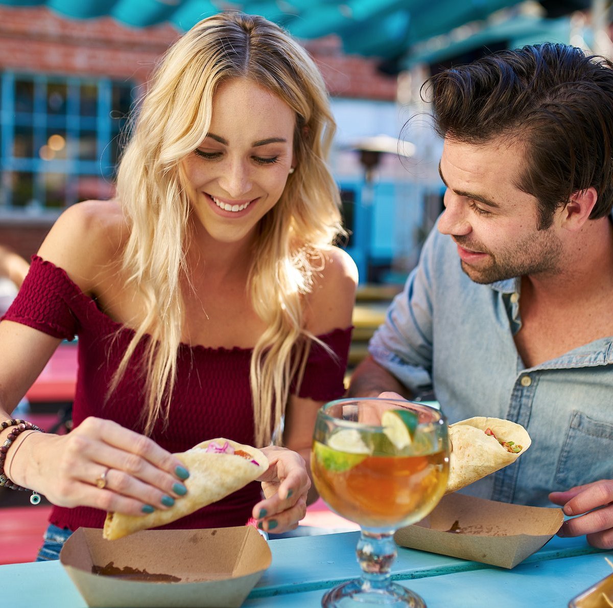 Food while. Пара в ресторане. Eating Tacos. Couple eating. Couple eating food.