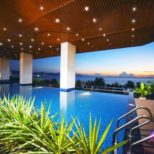 Hồ bơi của Queen Ann có tầm nhìn toàn cảnh vịnh biển Nha Trang xinh đẹp.