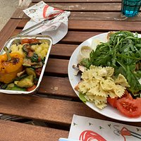 Salat und gefüllte Paprika - Lieferservice