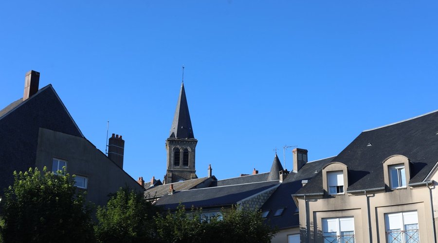 C'est joli avec aux alentours, les toits en ardoise