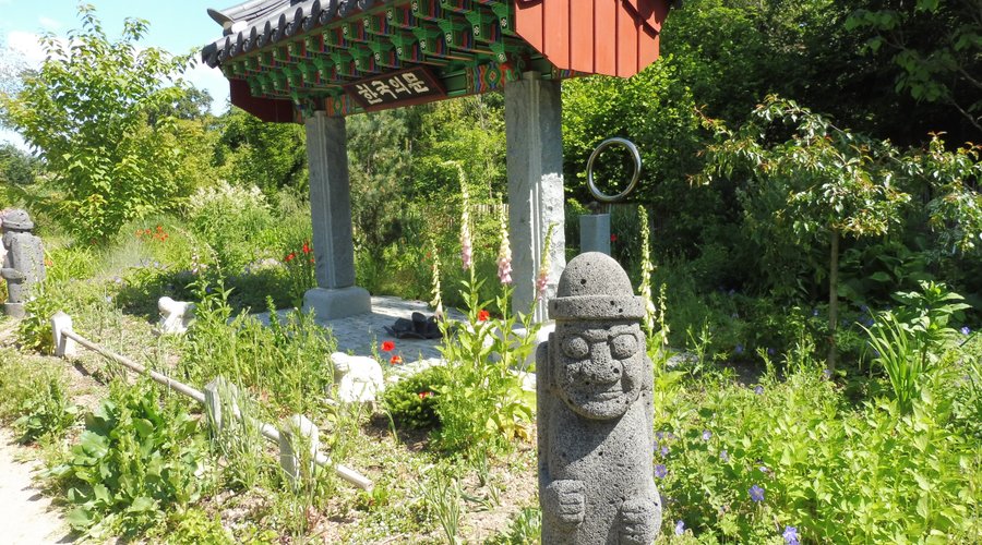 koreanisches Tempeltor mit Wächterstatue