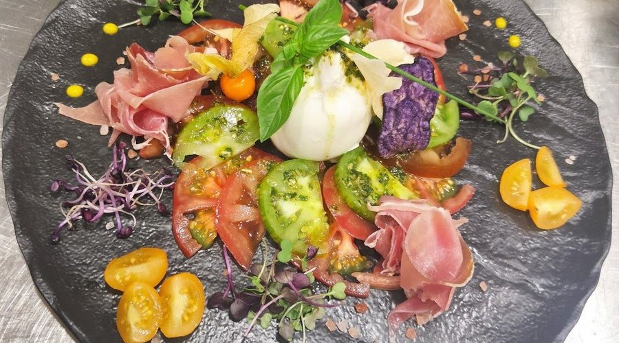 Tomate Buffala , jambon cru et pesto