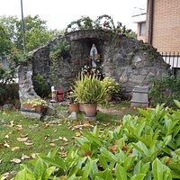 la piccola grotta con la Madonna situata nel giardino
