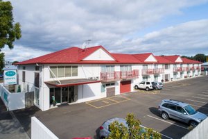 B-Ks Premier Motel Palmerston North in Palmerston North, image may contain: Hotel, Building, Motel, Car
