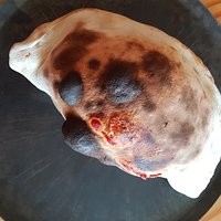 CALZONE : Sauce tomate, fromage, jambon blanc, oeuf.