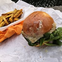 Burger "Douce France" (11,80€) avec frites belges (3,20€), à emporter.