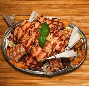 Olympia-Platte ( für 2 Personen)
mit Pommes, Pita, 2 Scheinesteaks, 2 Fleischspieße, 2 Suzuki
und kleiner Beilagensalat